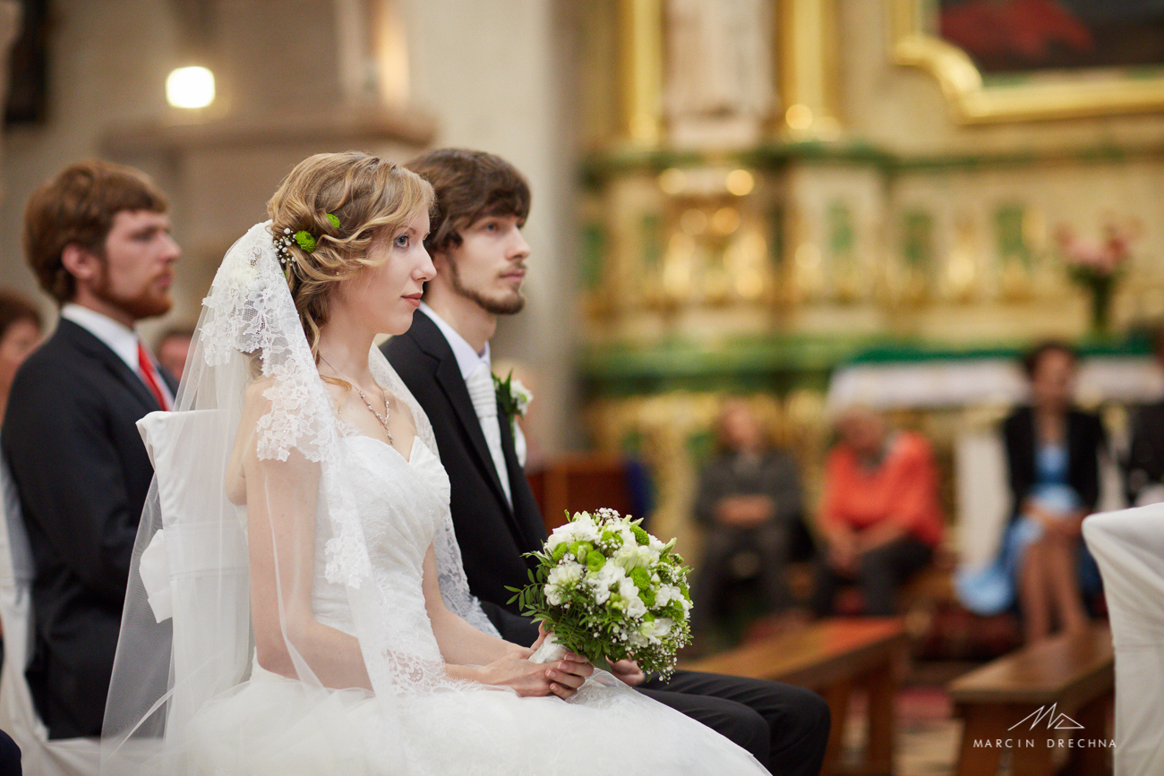 zdjęcia ślubne z kościoła na podklasztorzu