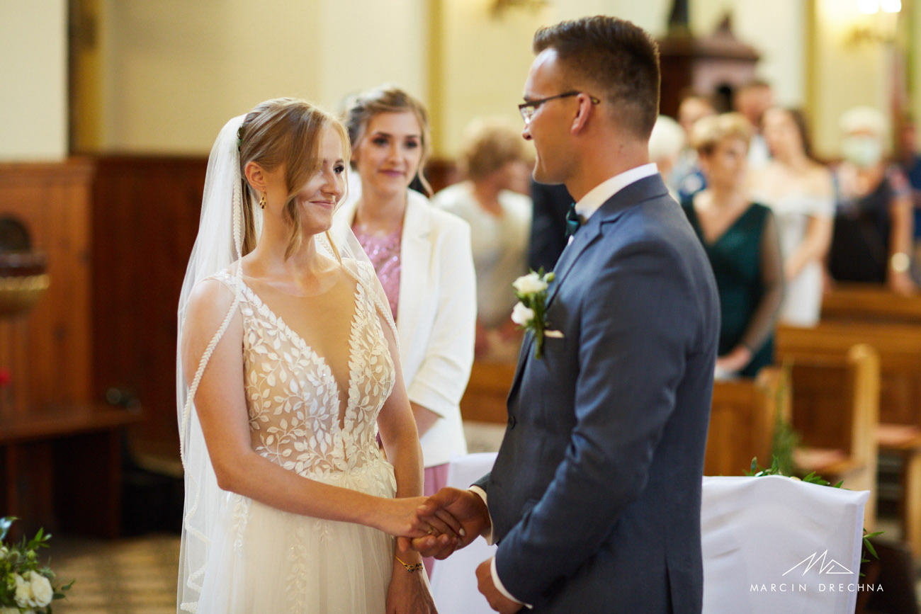 zdjęcia ślubne z kościoła